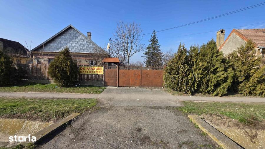 Casă cu 3 camere cu Teren 4041 Mp în Roșiori