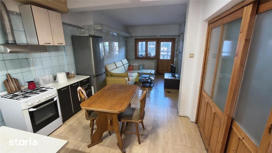 Casă cu 6 camere cu Teren 300 Mp în Tineretului