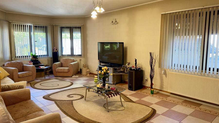 Casă individuală cu 8 camere cu Piscina în Tâncăbești