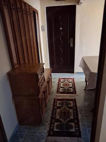 Inchiriez ap.de 2 camere , semidecomandat. - 3