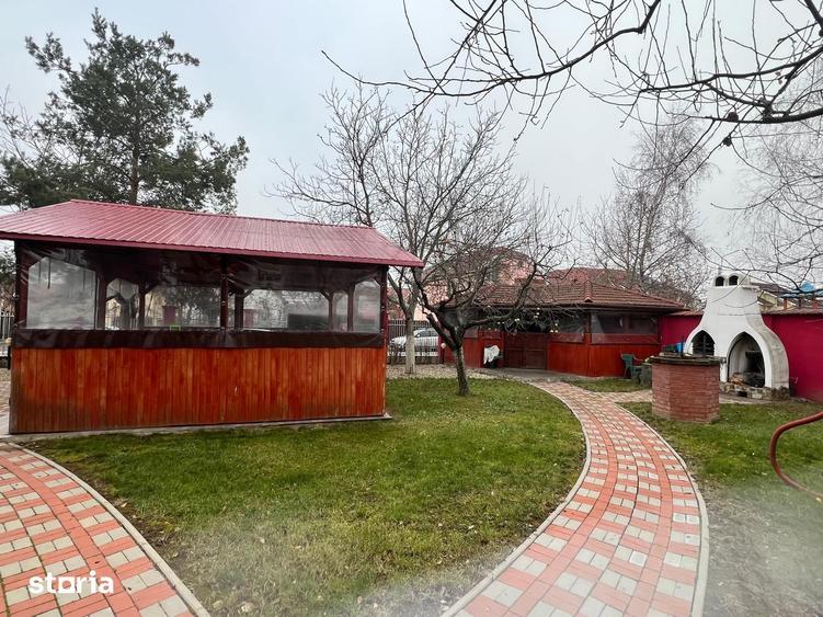 Casă cu 8 camere cu Teren 1000 Mp în Nufărul