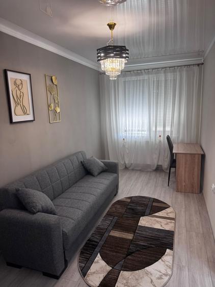 Apartament cu 3 camere semidecomandat, mobilat în Republicii