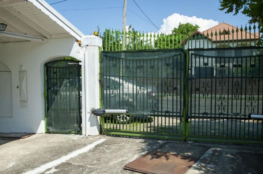 Casă individuală cu 9 camere cu Canalizare în Pleșești (Berca)