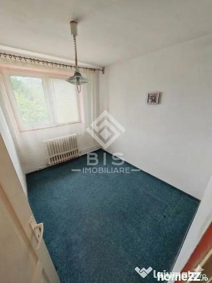 Apartament cu 3 camere semidecomandat în Decebal
