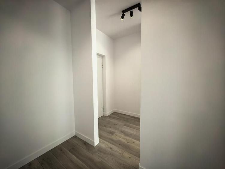 Apartament cu 3 camere semidecomandat în Baza 3