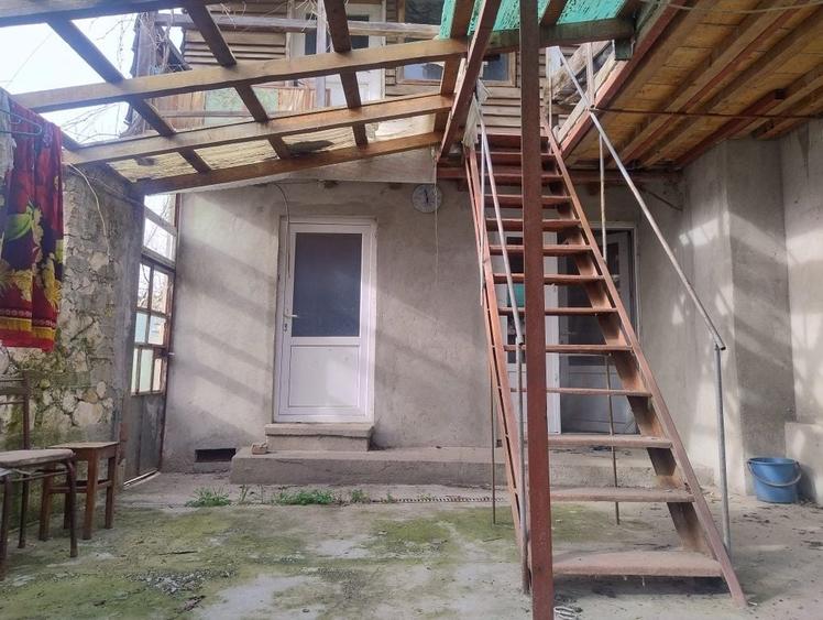 Casă cu 4 camere în Poarta Albă