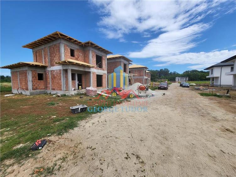 Casă individuală cu 5 camere cu Teren 470 Mp în Joița