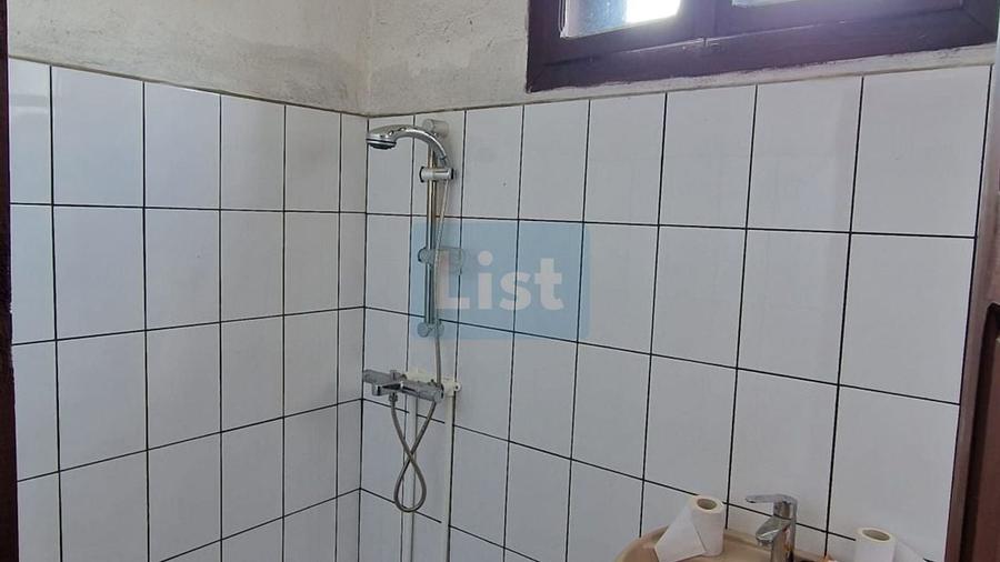 Casă cu 6 camere cu Garaj în Central