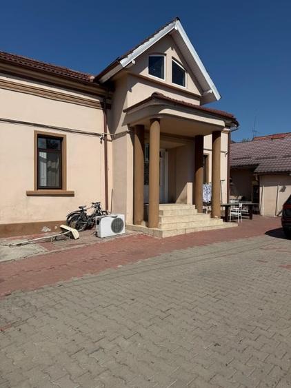 Casă individuală cu 6 camere cu Canalizare în Central