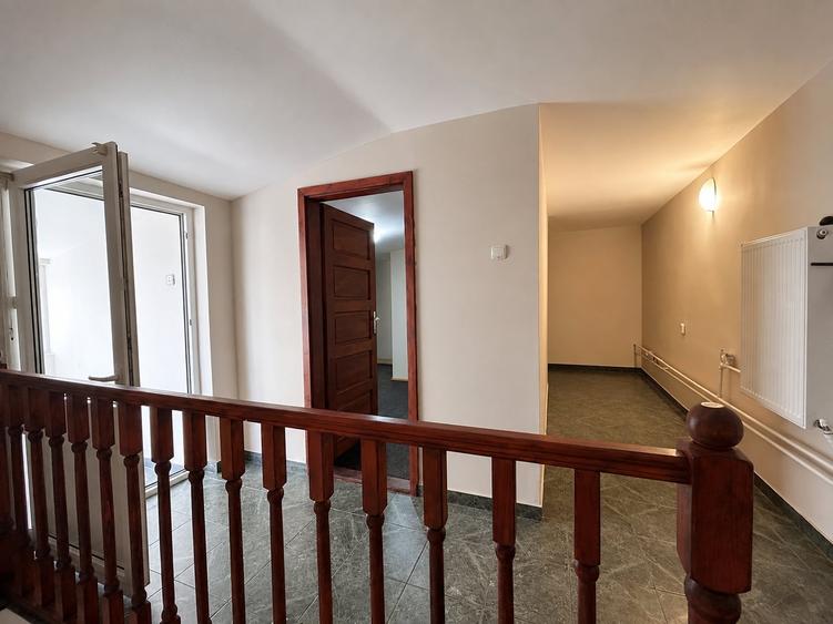 Casă individuală cu 5 camere cu Canalizare în Bucur Obor