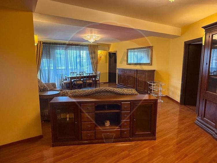 Apartament cu 4 camere semidecomandat, mobilat în Nordului