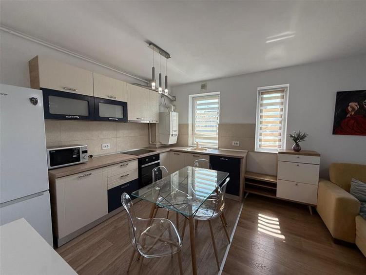 Apartament cu 2 camere decomandat, mobilat în Tractorul