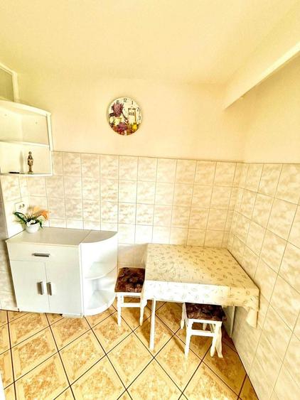 Apartament cu 3 camere decomandat în Girocului
