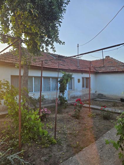 Casă cu 4 camere în Manasia