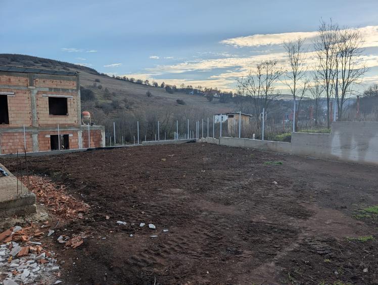 Casă individuală cu 4 camere cu Canalizare în Mera
