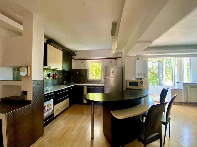 Apartament cu 4 camere decomandat, mobilat în Central
