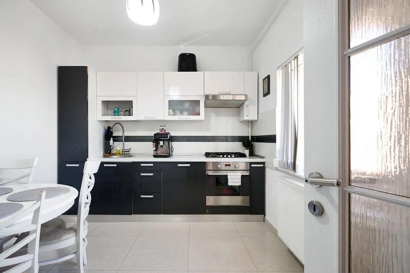 Apartament cu 4 camere decomandat în Eremia