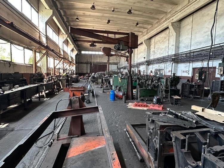 Spațiu industrial, de 1,200 mp, în Leordeni