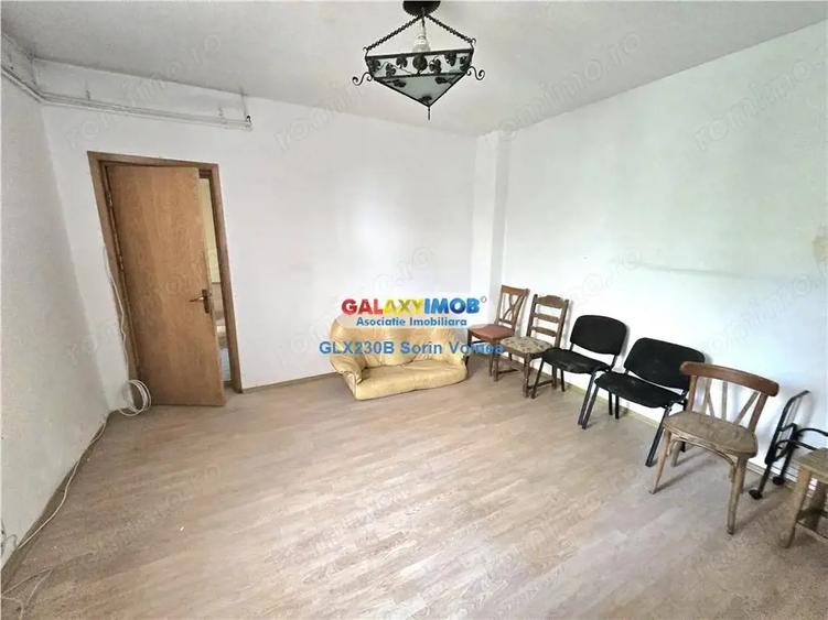Casă cu 14 camere cu Teren 400 Mp în Titan