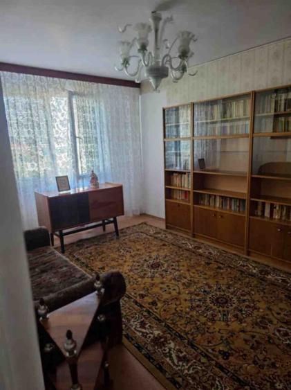 Apartament cu 3 camere semidecomandat în Centrul Civic