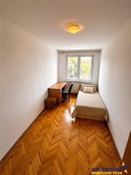 Apartament cu 3 camere decomandat în Cornișa