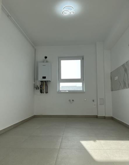 Apartament cu 3 camere decomandat în Tractorul