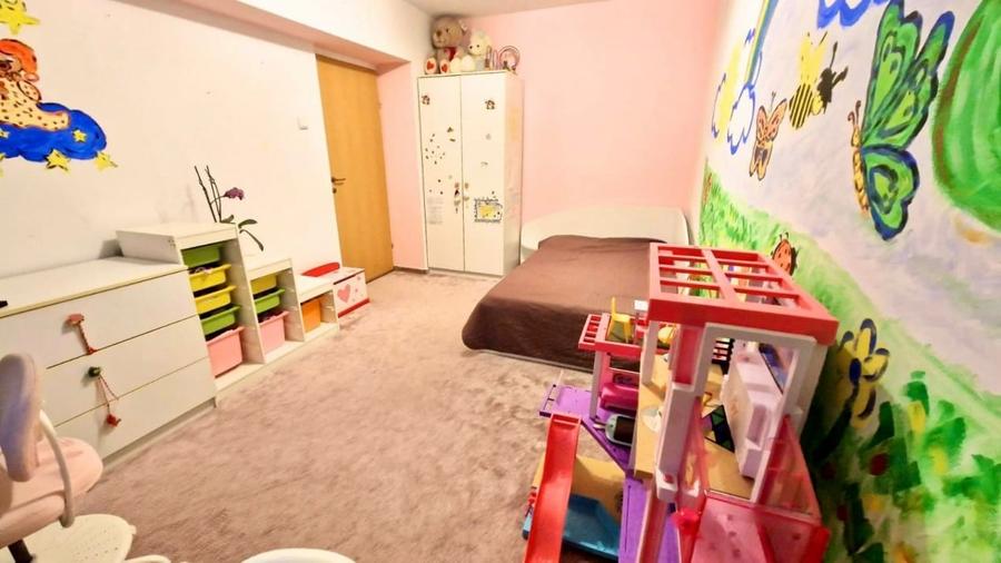 Apartament cu 3 camere semidecomandat, mobilat în Trivale