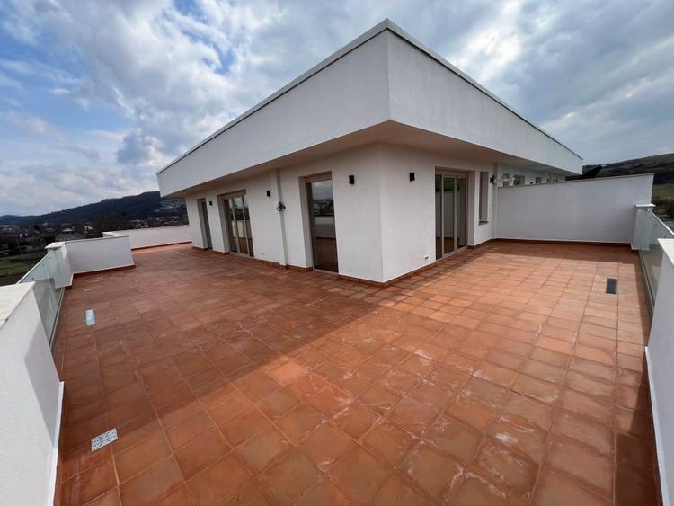 Penthouse cu 2 camere decomandat în Independenței