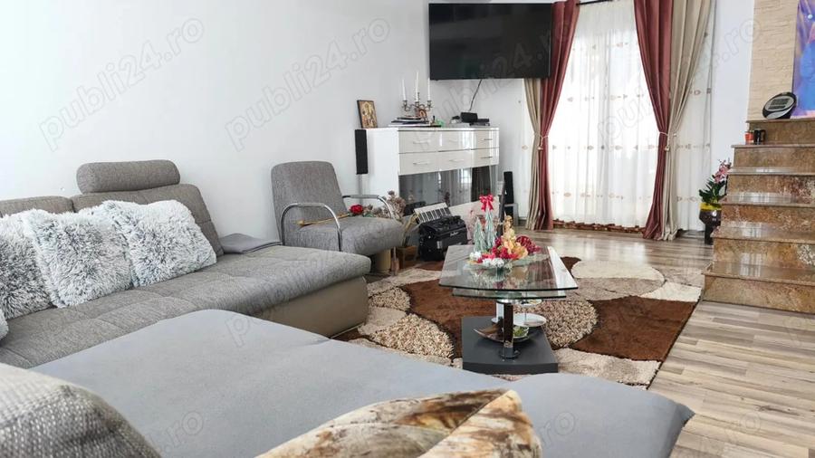 Casă cu Teren 569 Mp în Zăvoi