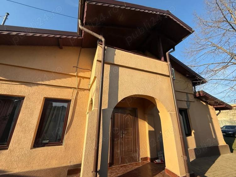 Casă cu 6 camere cu Teren 1359 Mp în Glina