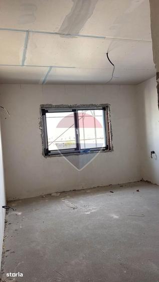 Casă cu 5 camere cu Teren 500 Mp în Malu Mare