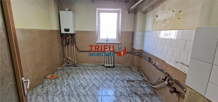Apartament cu 4 camere decomandat în Cetate