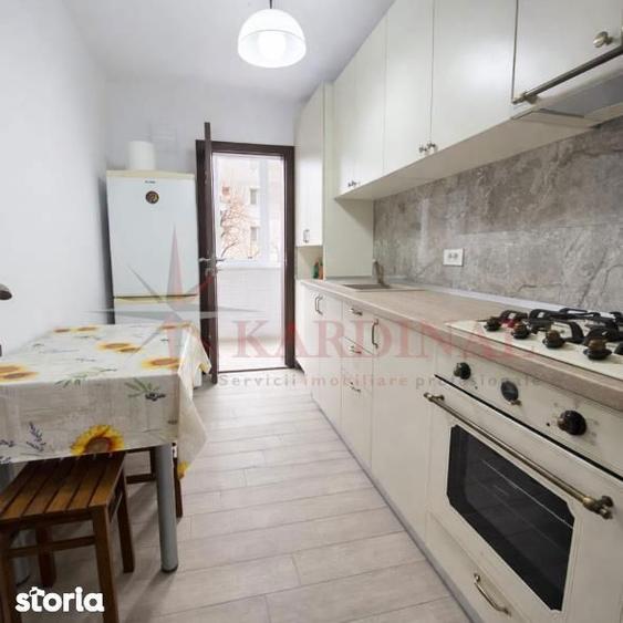 Apartament cu 3 camere decomandat în Florilor