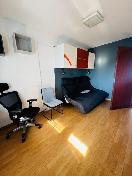 Apartament cu 3 camere decomandat în P-ța Victoriei