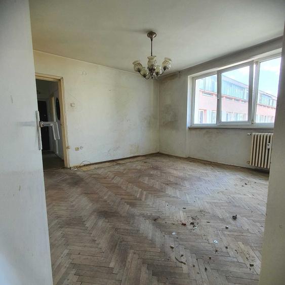 Apartament cu 3 camere semidecomandat în Mihai Bravu