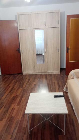 Apartament cu 3 camere semidecomandat în Militari