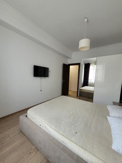 Apartament cu 3 camere semidecomandat, mobilat în Central