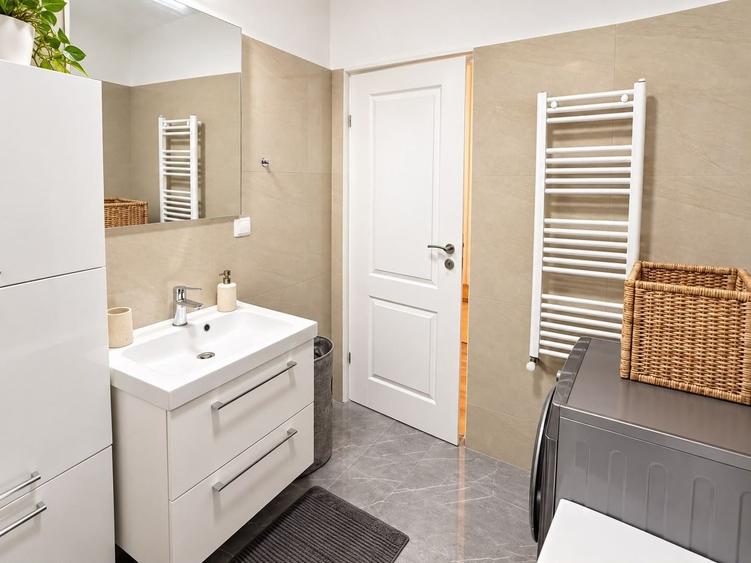 Apartament cu 3 camere decomandat, mobilat în Sisești