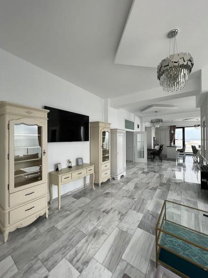Penthouse cu 3 camere decomandat, mobilat în Mamaia