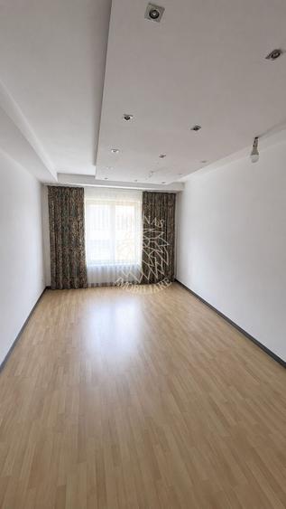 Apartament cu 3 camere semidecomandat în Vest