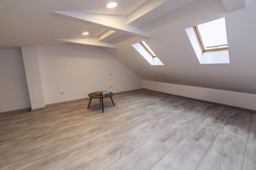 Duplex cu 4 camere cu Canalizare în Central