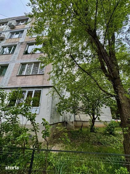 Apartament cu 4 camere decomandat, mobilat în Berceni