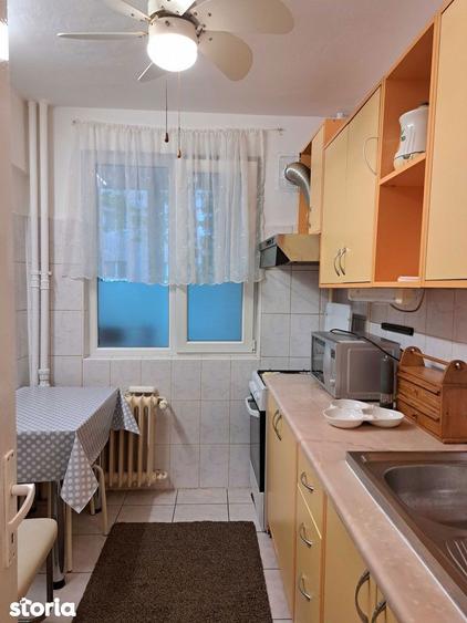 Apartament cu 3 camere semidecomandat, mobilat în Drumul Taberei