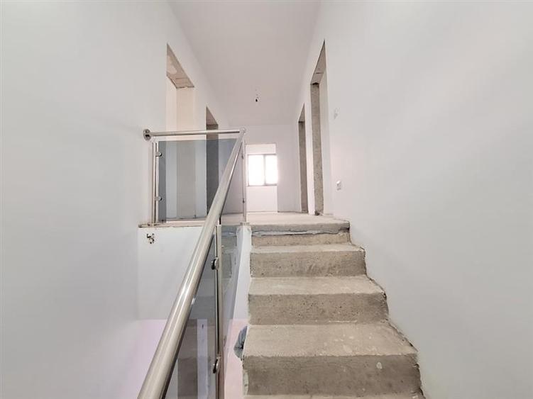Casă individuală cu 5 camere cu Teren 413 Mp în 9 Mai