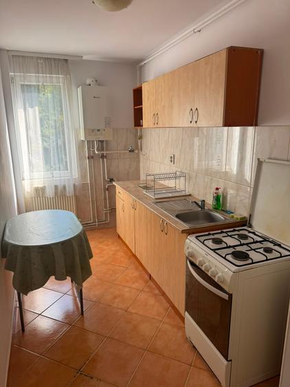Apartament cu 3 camere semidecomandat în 7 Noiembrie