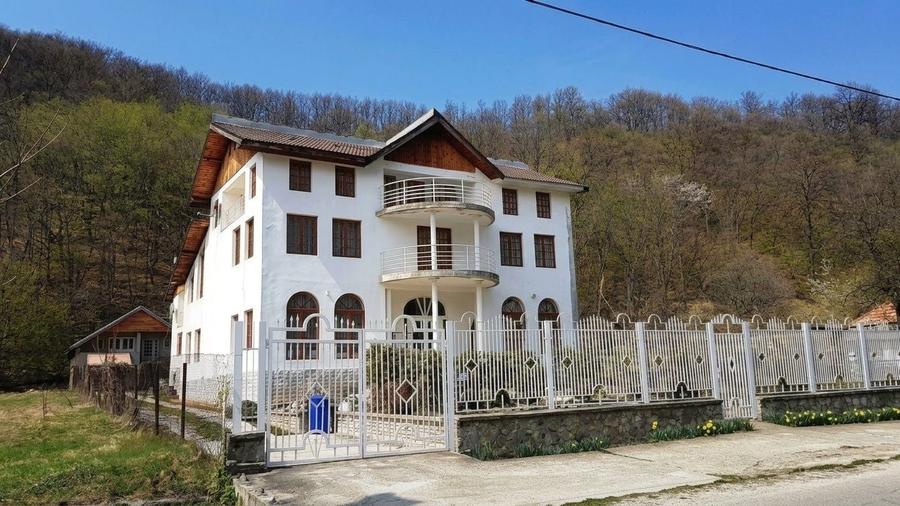 Casă cu 4 camere în Săcelu