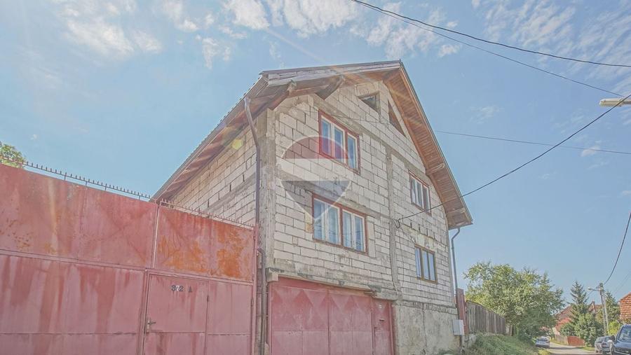 Casă individuală cu 7 camere cu Teren 533 Mp în Purcăreni