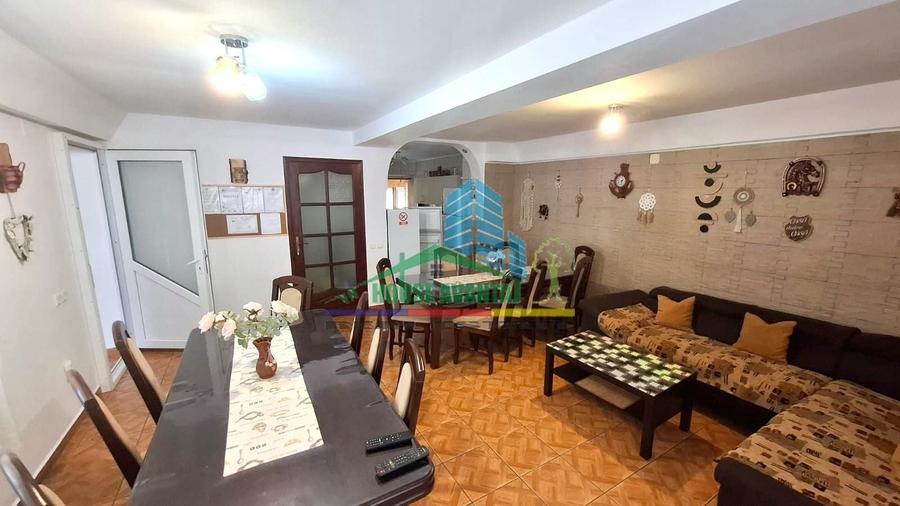 Casă individuală cu 10 camere cu Canalizare în Lepșa