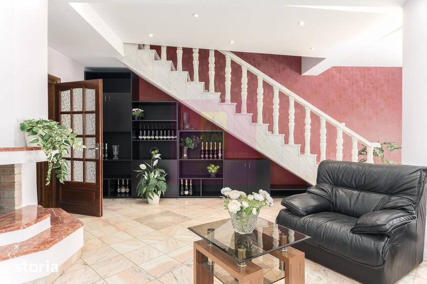 Casă cu 8 camere cu Teren 510 Mp în Tei