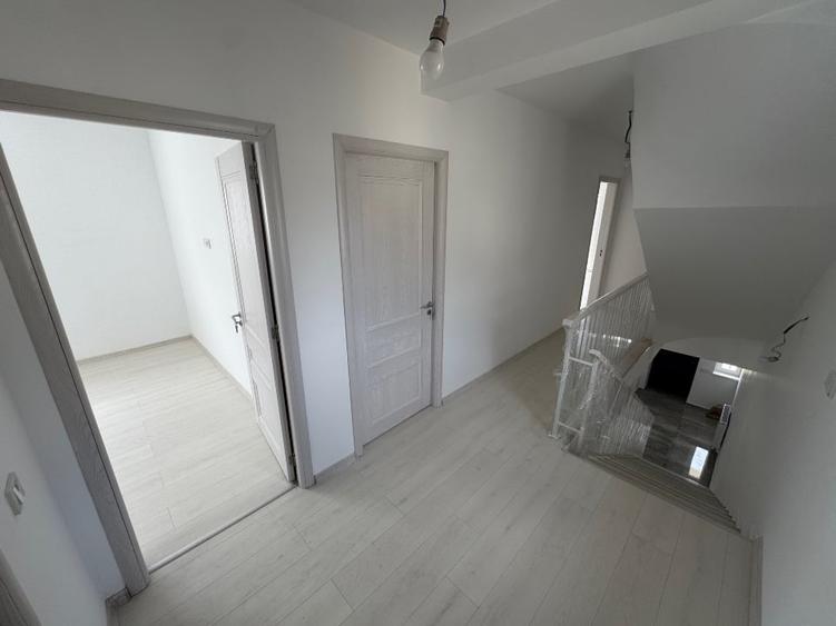 Duplex cu 5 camere cu Canalizare în Haliu